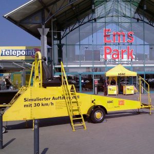 Gurtschlitten vor dem Einkaufszentrum