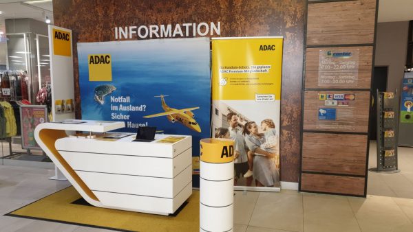 ADAC Vertriebsagentur Marita Günther berät interessierte Urlaubsplaner