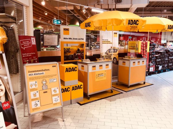 ADAC Vertriebsagentur Marita Günther mit POS im Supermarkt